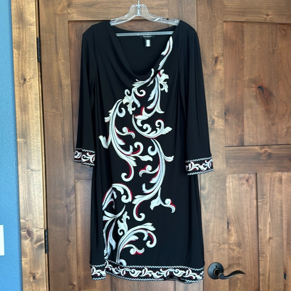Beautiful flattering and fitted White House Black Market dress. Size L.